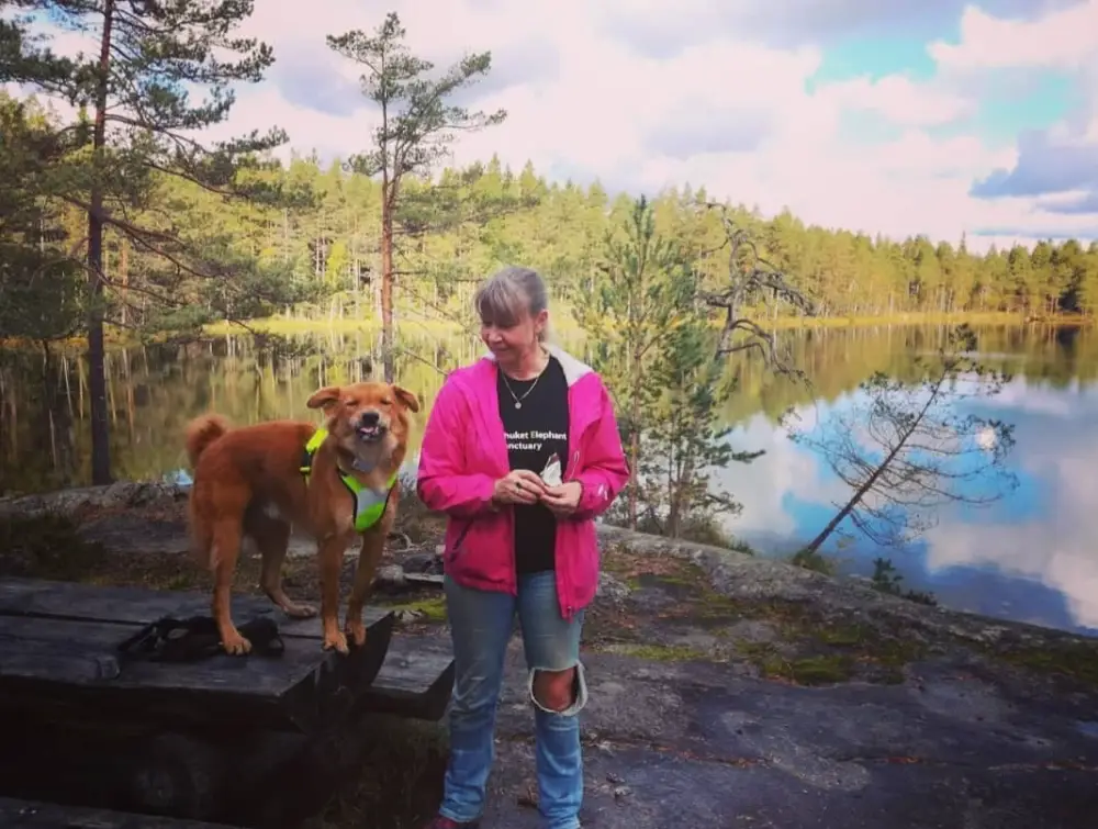 hagabergs_100-004 Lenita ja koira metsälenkillä
